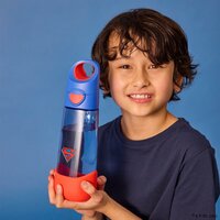 b.box Superman&trade; Drinkfles 600ml kind houdt vast