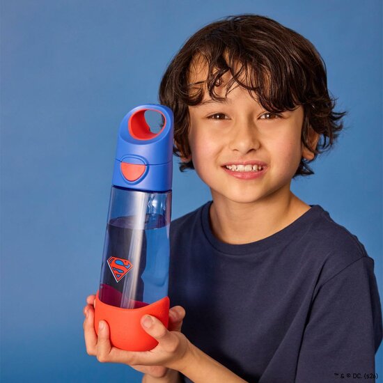 b.box Superman&trade; Drinkfles 600ml kind houdt vast